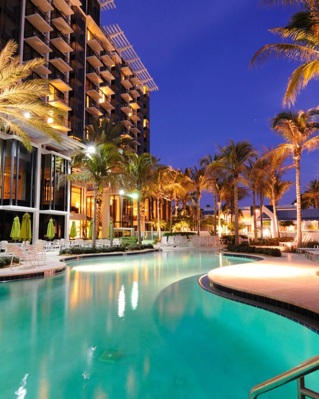 Piscina de um resort iluminada ao anoitecer